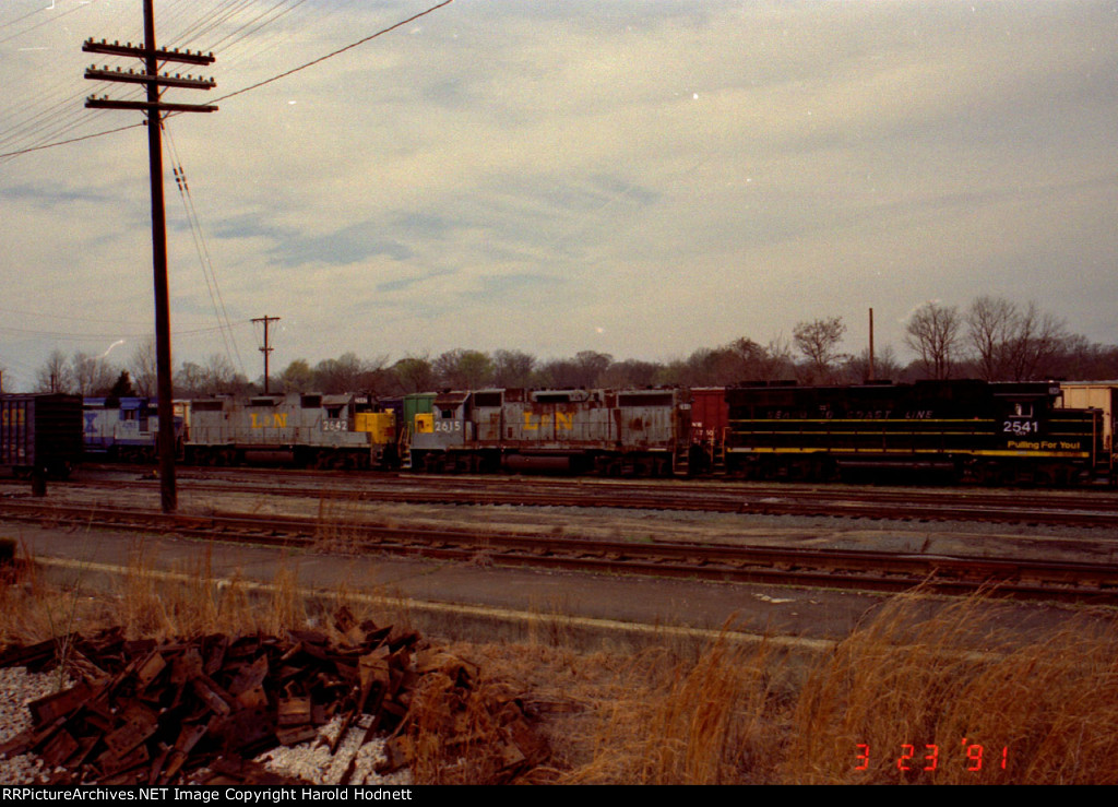 CSX 2541 and others in the yard